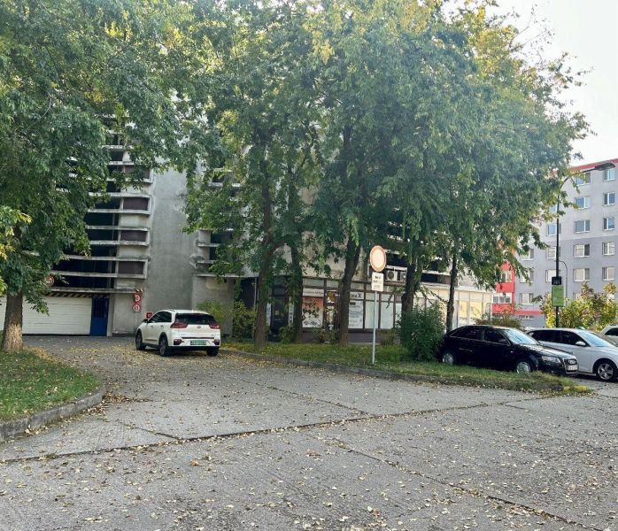 PREDAJ - Garáž na ulici Medveďovej v Petržalke - Parkovisko a garáže obklopené stromami na Medveďovej ulici, Bratislava - Petržalka.