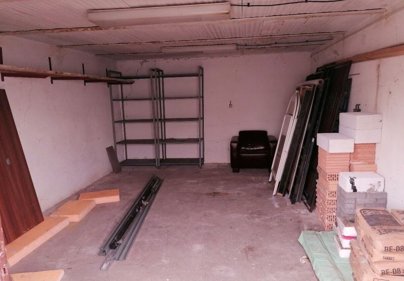 PREDAJ - Veľká murovaná garáž aj s pozemkom na ul. Rušňová - Rača - Garáž so skladovacím priestorom a stavebným materiálom, bez auta a v Bratislave-Rači.