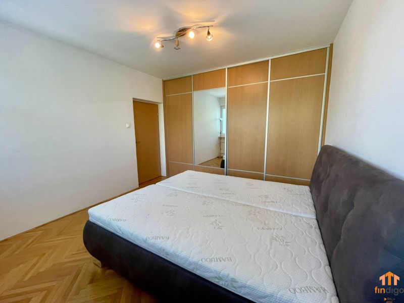 PRENÁJOM - 3-izbový byt priamo v centre Nitry s parkovaním a balkónom - Spálňa v 3-izbovom byte s veľkou posteľou a vstavanou skriňou.