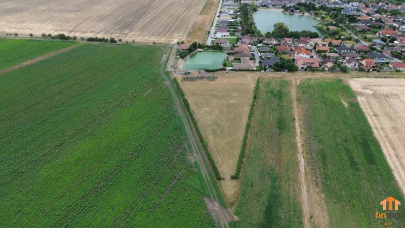 EXKLUZÍVNY PREDAJ - Stavebné pozemky v Reci pri Senci - Pozemky - bývanie v obci Reca s okolitou zeleňou a rodinnými domami.