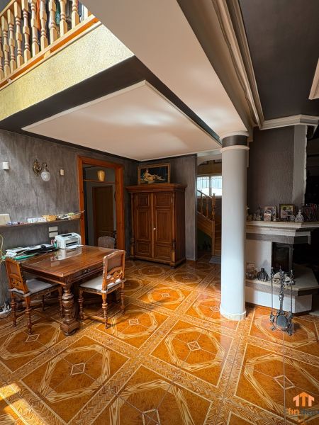 PREDAJ - 4-izbový luxusný rodinný dom s investičným pozemkom  - Jeden z interiérov Rodinného domu s podlahou s dreveným dekorom a krbom.