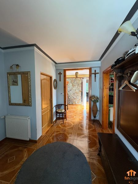 PREDAJ - 4-izbový luxusný rodinný dom s investičným pozemkom  - Interiér rodinného domu s ozdobnými zrkadlami a podlahou s dreveným dekorom.