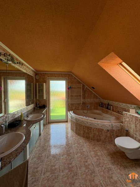 PREDAJ - 4-izbový luxusný rodinný dom s investičným pozemkom  - Kúpeľňa s rohovou vaňou a dvojitým umývadlom v rodinnom dome.