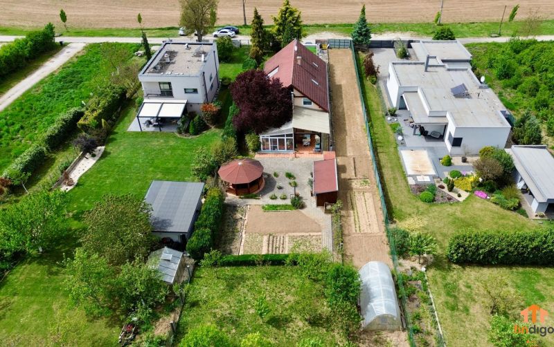 PREDAJ - 4-izbový luxusný rodinný dom s investičným pozemkom  - Rodinný dom v Moravanoch nad Váhom s upravenou záhradou, skleníkom a oplotením.