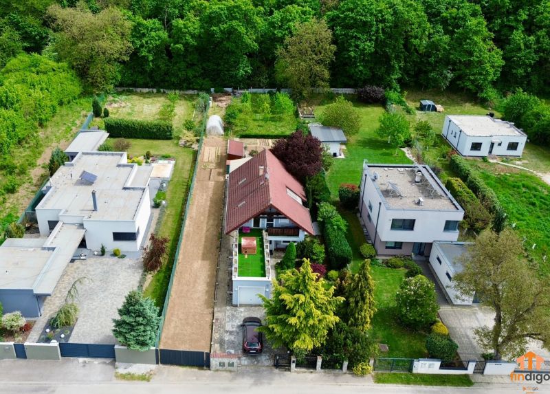 PREDAJ - 4-izbový luxusný rodinný dom s investičným pozemkom  - Rodinný dom v Moravanoch nad Váhom obklopený zeleňou a modernými susednými stavbami.