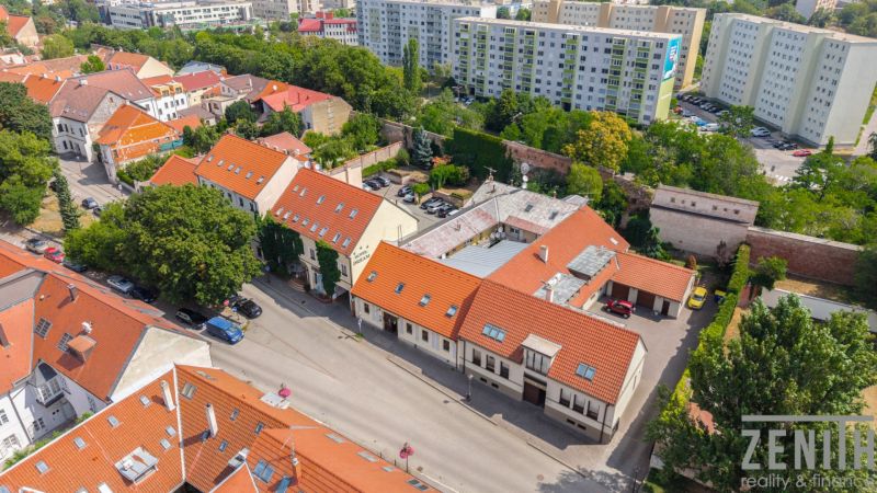 Unikát 5-izbový tehlový byt s terasou 123, 3 m² s krytým státim