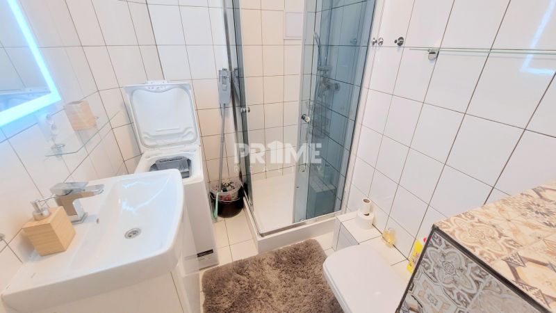 MODERNÝ 3i BYT, REKONŠTRUKCIA, Trnavská cesta, Ružinov  - Kúpeľňa s práčkou, sprchovým kútom a umývadlom v 3-izbovom byte.