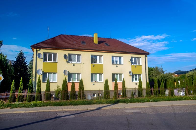 Na predaj 2-izbový byt v 6 – bytovom dome a vlastným pozemkom