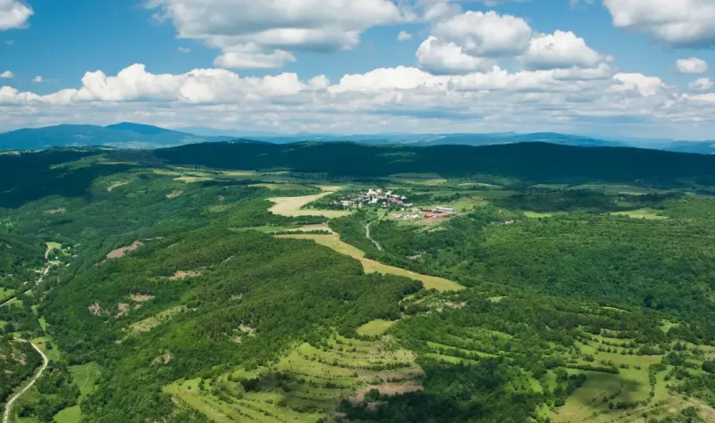 Ábelová (Lučenec) – 93.600 m2 ORNÁ PÔDA a LES - Kopcovitá krajina s poľnohospodárskymi a lesnými pozemkami v okolí obce Ábelová.