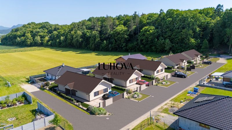 Nová ulica rodinných domov v Tuchyni