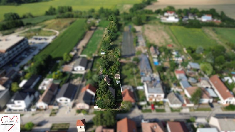 Veľký pozemok so starším rodinným domom, 2.428 m2