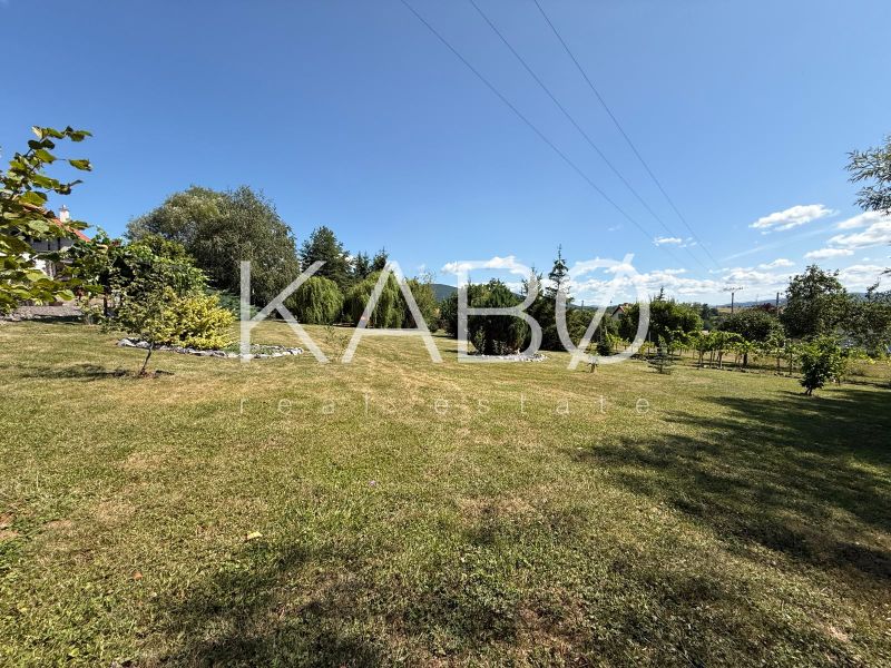 REZERVOVANÉ - Stavebný pozemok 1046m2 + súkromná prístupová cesta