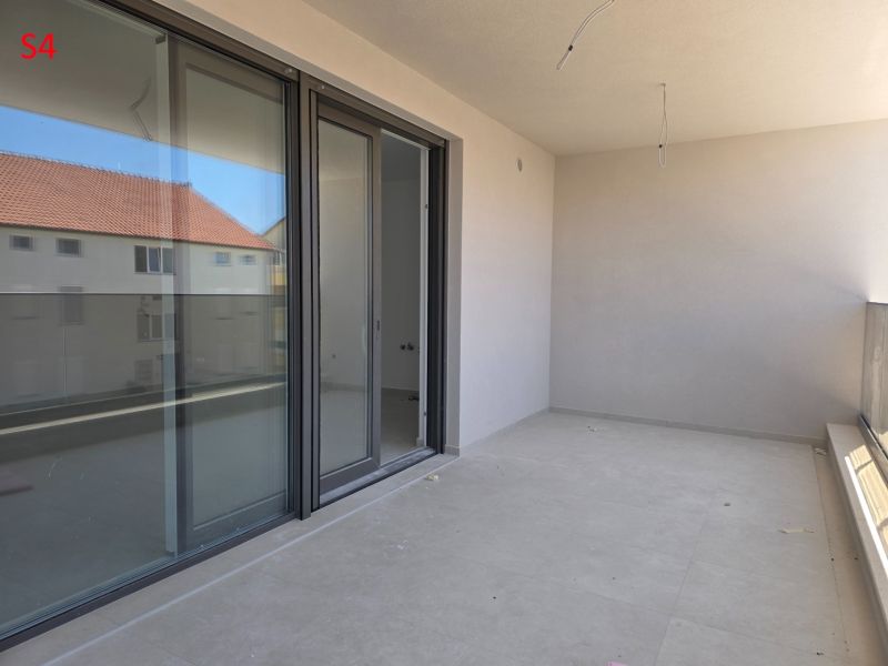 CHORVÁTSKO - Moderné apartmány 80 m od mora - SRIMA, VODICE - Pohľad na priestrannú terasu v 3-izbovom byte s dlažbou a presklenými dverami.