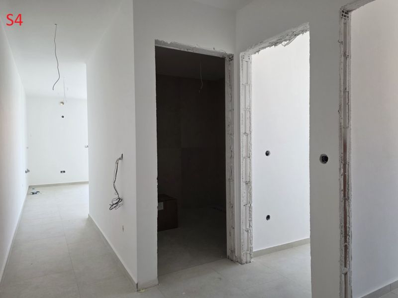 CHORVÁTSKO - Moderné apartmány 80 m od mora - SRIMA, VODICE - Chodba v 3-izbovom byte s bielymi stenami a svetlou podlahou.