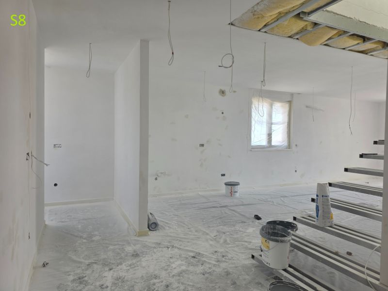 CHORVÁTSKO - Moderné apartmány 80 m od mora - SRIMA, VODICE - Interiér 3-izbového bytu vo výstavbe s rozpracovanými stenami a stropnými inštaláciami.