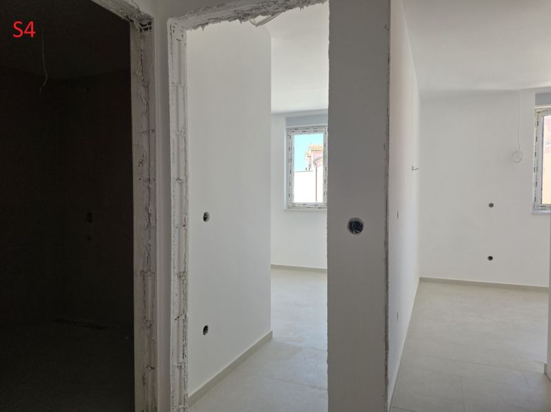 CHORVÁTSKO - Moderné apartmány 80 m od mora - SRIMA, VODICE - Nedokončený interiér 3-izbového bytu s bielymi stenami a svetlými podlahami.
