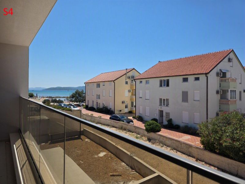 CHORVÁTSKO - Moderné apartmány 80 m od mora - SRIMA, VODICE - Výhľad na more z 3-izbového bytu v Srime s balkónom.