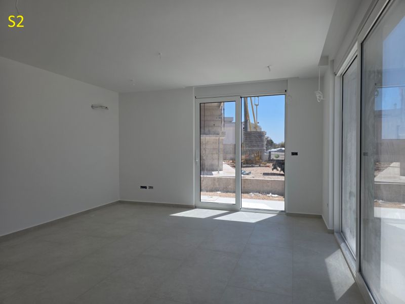 CHORVÁTSKO - Moderné apartmány 80 m od mora - SRIMA, VODICE - Svetlá miestnosť v 3-izbovom byte s veľkými oknami a neutrálnou podlahou.