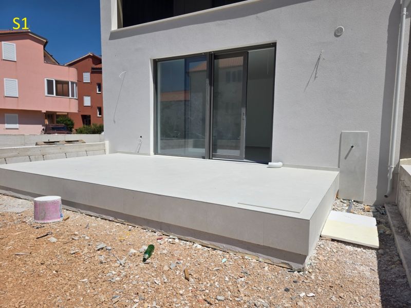 CHORVÁTSKO - Moderné apartmány 80 m od mora - SRIMA, VODICE - Terasa 3-izbového bytu v SRIMA s moderným balkónom a posuvnými dverami.