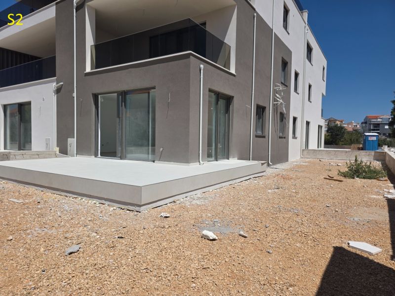 CHORVÁTSKO - Moderné apartmány 80 m od mora - SRIMA, VODICE - Exteriér 3-izbového bytu v meste Srima s modernou terasou.