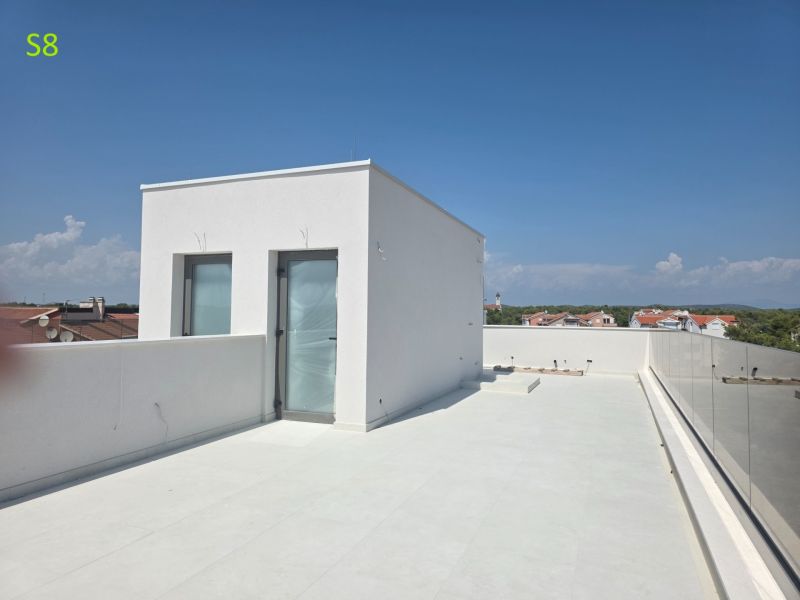CHORVÁTSKO - Moderné apartmány 80 m od mora - SRIMA, VODICE - Terasa 3-izbového bytu v Srime s výhľadom na okolie a čistou oblohou.