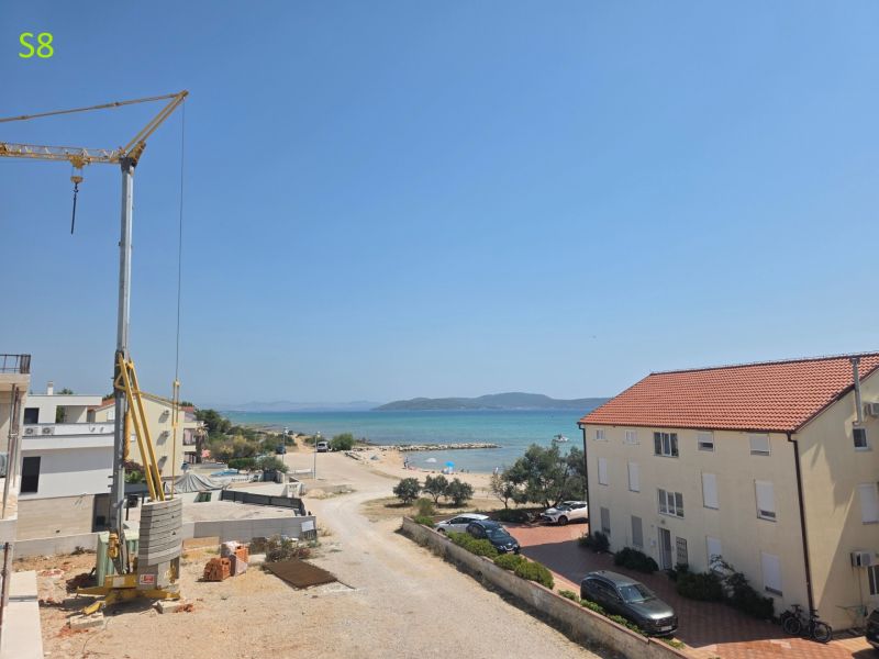 CHORVÁTSKO - Moderné apartmány 80 m od mora - SRIMA, VODICE - Stavba v SRIMA s výhľadom na pláž a more pri 3-izbovom byte.