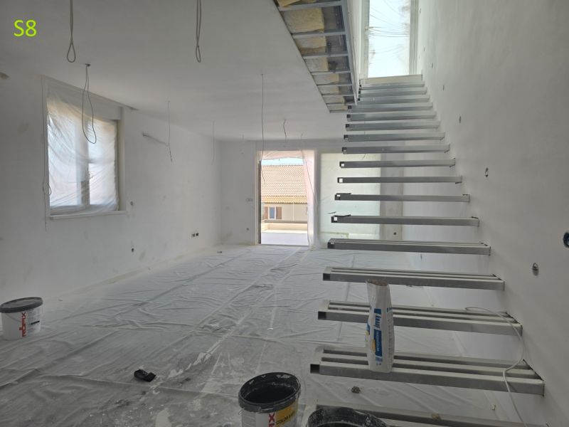 CHORVÁTSKO - Moderné apartmány 80 m od mora - SRIMA, VODICE - Schodisko v 3-izbovom byte so svetlými stenami a plastovým krytom na podlahe.
