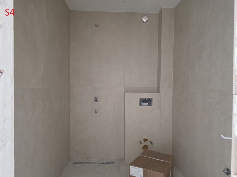 CHORVÁTSKO - Moderné apartmány 80 m od mora - SRIMA, VODICE - Kúpeľňa v 3-izbovom byte s béžovými obkladmi a inštalačnými prípravkami.