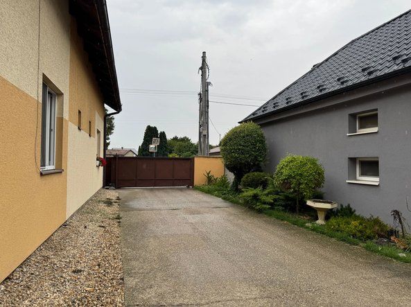Mezonet v Moste pri Bratislave na  ulici Bratislavská  - Spevnená cesta medzi budovami na Bratislavskej ulici v Moste pri Bratislave.