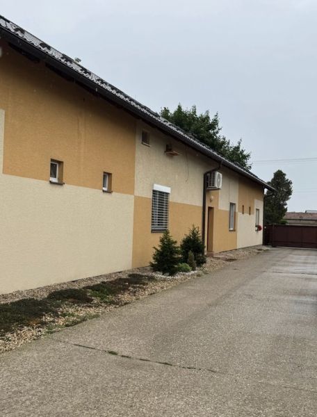 Mezonet v Moste pri Bratislave na  ulici Bratislavská  - Exteriér budovy na ulici Bratislavská, Most pri Bratislave, so štandardnou farbou fasády.