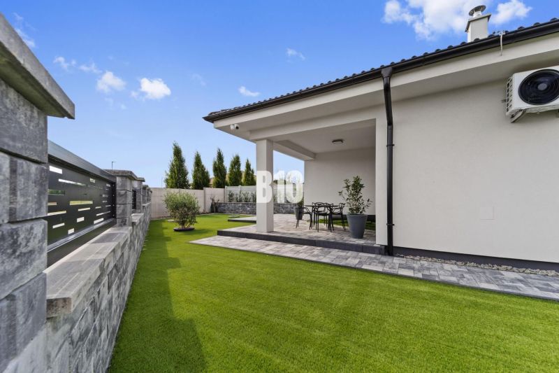 Moderný 4i dom v RED OAK, Lužianky | Kompletné zariadenie! - Trávnatý dvor a terasa rodinného domu v Nitre so záhradným nábytkom.
