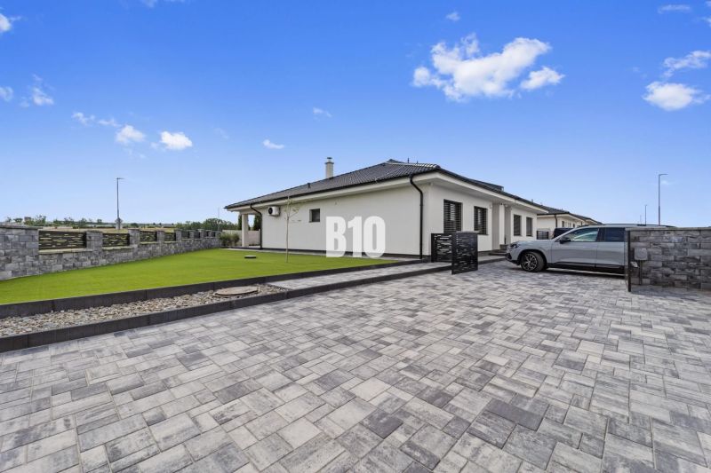 Moderný 4i dom v RED OAK, Lužianky | Kompletné zariadenie! - Rodinný dom v Nitre s dláždeným nádvorím a upraveným trávnikom.