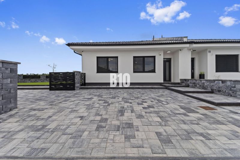 Moderný 4i dom v RED OAK, Lužianky | Kompletné zariadenie! - Rodinný dom v Nitre s kamennou dlažbou a jednoduchým exteriérovým dizajnom.