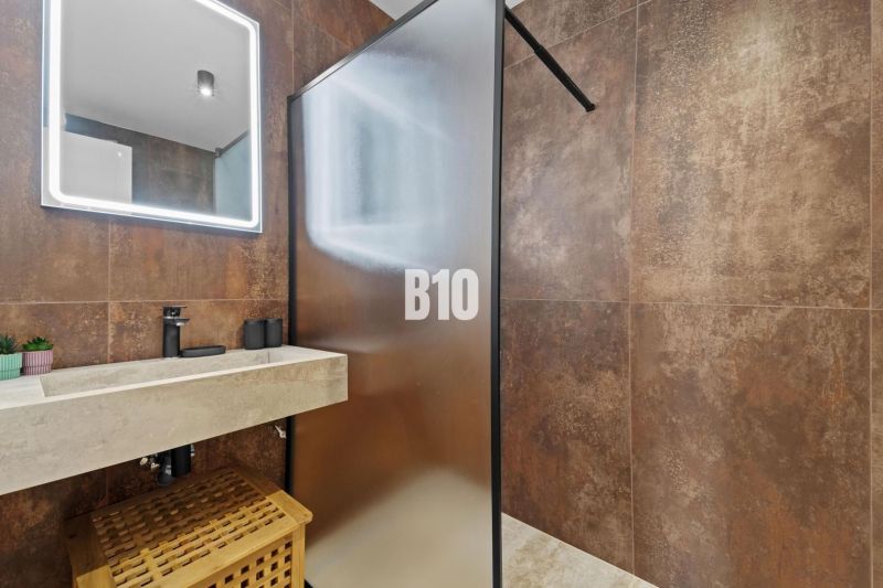 Moderný 4i dom v RED OAK, Lužianky | Kompletné zariadenie! - Kúpeľňa s priesvitnou sprchovou stenou, kamenným umývadlom a dekoratívnym osvetlením.