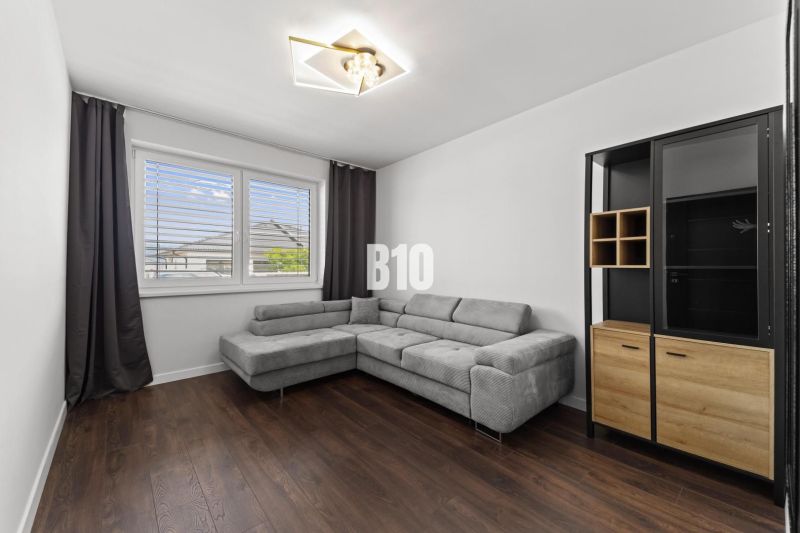 Moderný 4i dom v RED OAK, Lužianky | Kompletné zariadenie! - Obývacia izba s rohovou sedačkou, podlaha s dreveným dekorom, skrinka.
