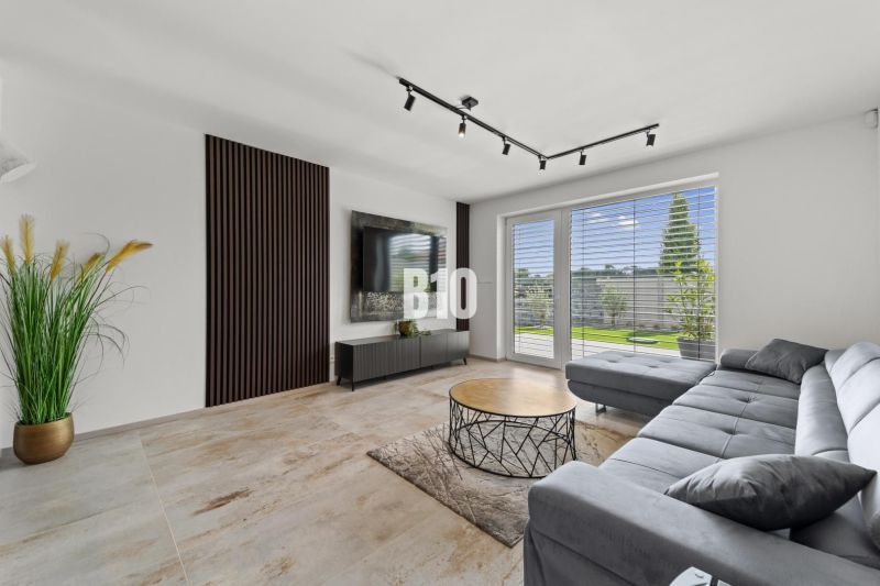 Moderný 4i dom v RED OAK, Lužianky | Kompletné zariadenie! - Obývacia izba v rodinnom dome s pohovkou, televízorom a oknom s výhľadom.