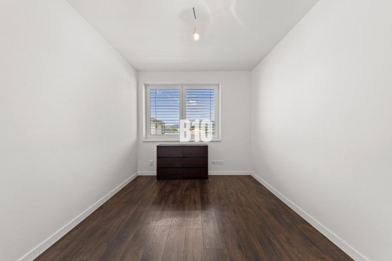 Moderný 4i dom v RED OAK, Lužianky | Kompletné zariadenie! - Izba v rodinnom dome s oknom, komodou a podlahou s dreveným dekorom.