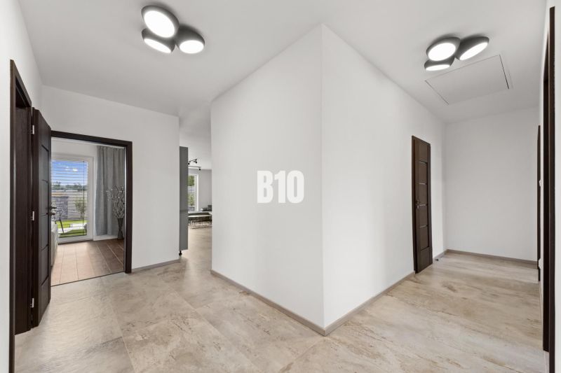 Moderný 4i dom v RED OAK, Lužianky | Kompletné zariadenie! - Interiér rodinného domu s bielymi stenami a dlažbou v neutrálnom odtieni.