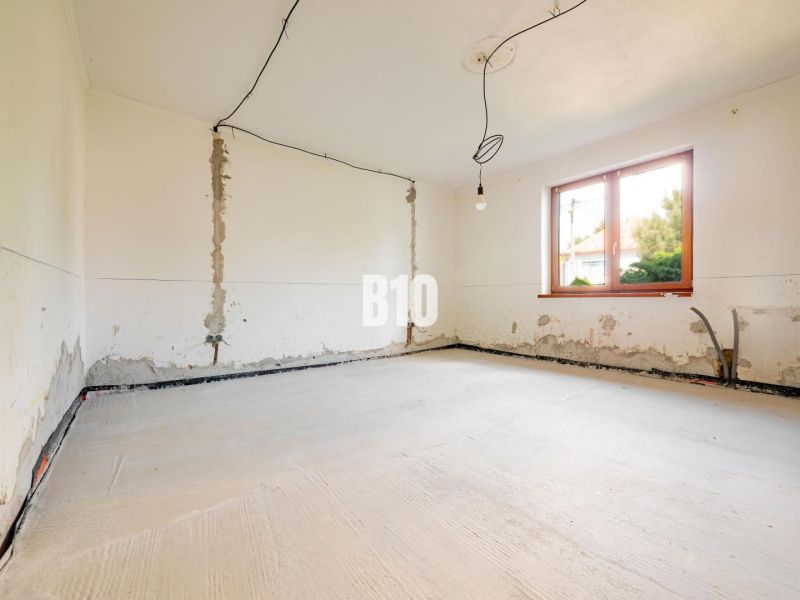 REZERVOVANÉ_RD v Nitre, Veľké Janíkovce – 994 m2 pozemok - Miesto na rekonštrukciu s oknom a osvetlením v rodinnom dome.