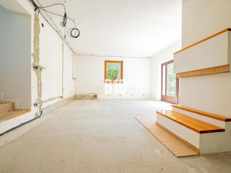 REZERVOVANÉ_RD v Nitre, Veľké Janíkovce – 994 m2 pozemok - Priestranná obývacia miestnosť v rodinnom dome s prípravou na rekonštrukciu.