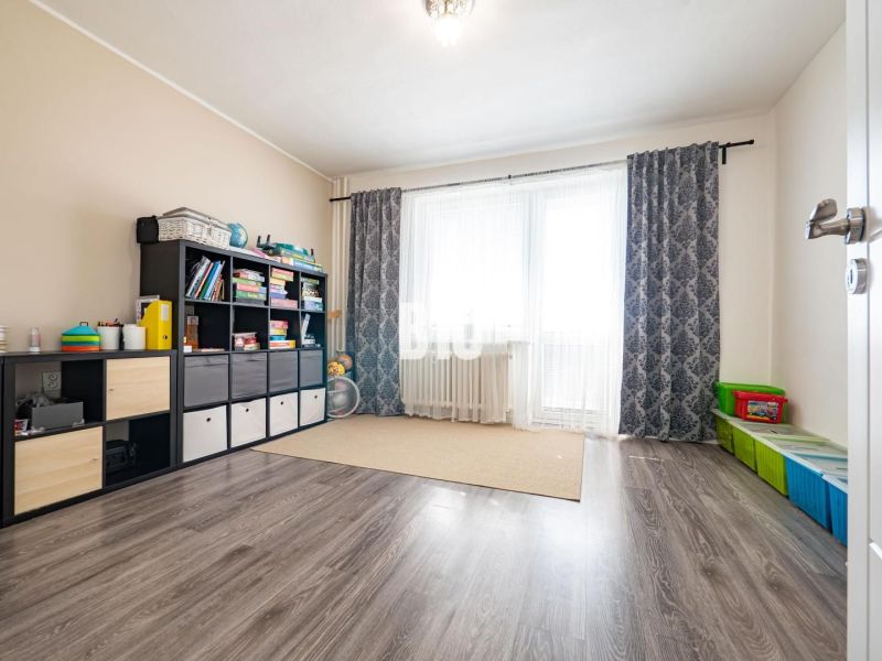 6 izb. RD bývanie / sídlo firmy, garáž, Nitra - Čermáň  /+ BONUS - Izba v rodinnom dome s podlahou s dreveným dekorom, policou a hračkami.