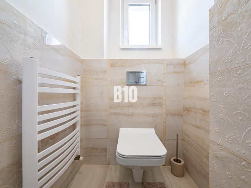 6 izb. RD bývanie / sídlo firmy, garáž, Nitra - Čermáň  /+ BONUS - Kúpeľňa v rodinnom dome obsahuje závesné WC, dlažbu a radiátor.