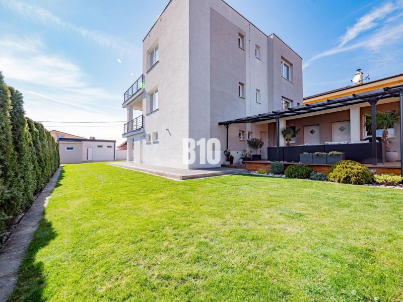 6 izb. RD bývanie / sídlo firmy, garáž, Nitra - Čermáň  /+ BONUS - Rodinný dom v Nitre s priestrannou záhradou a zeleným trávnikom.