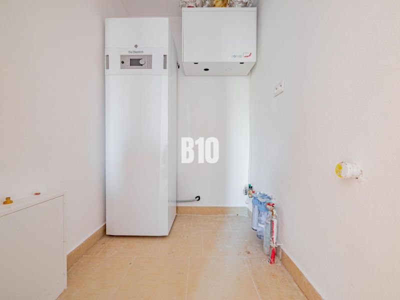 Posledný voľný! 4-izb. RD pri Nitre (tepelné čerpadlo) - Technická miestnosť s vybavením v rodinnom dome, obsahuje moderné technológie na efektívne vykurovanie.