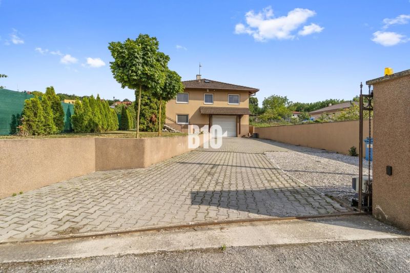 4i rodinný dom Lehota | 230 m² | Bazén | 85 m² garáž | 5 min. od Nitry - Rodinný dom v Nitre s dláždenou príjazdovou cestou a upravenou záhradou.