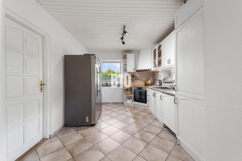 4i rodinný dom Lehota | 230 m² | Bazén | 85 m² garáž | 5 min. od Nitry - Kuchyňa s bielymi skrinkami a spotrebičmi v rodinnom dome.
