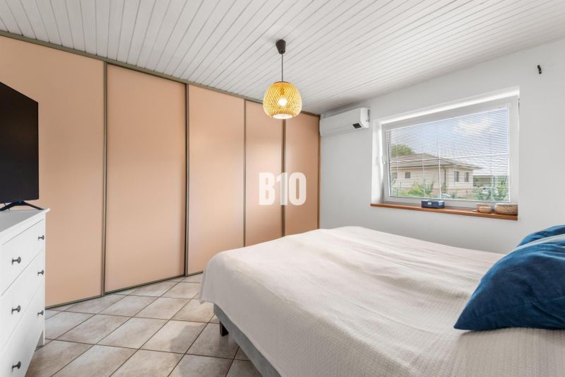 4i rodinný dom Lehota | 230 m² | Bazén | 85 m² garáž | 5 min. od Nitry - Spálňa v Rodinnom dome s veľkou zabudovanou skriňou, klimatizáciou a oknom.