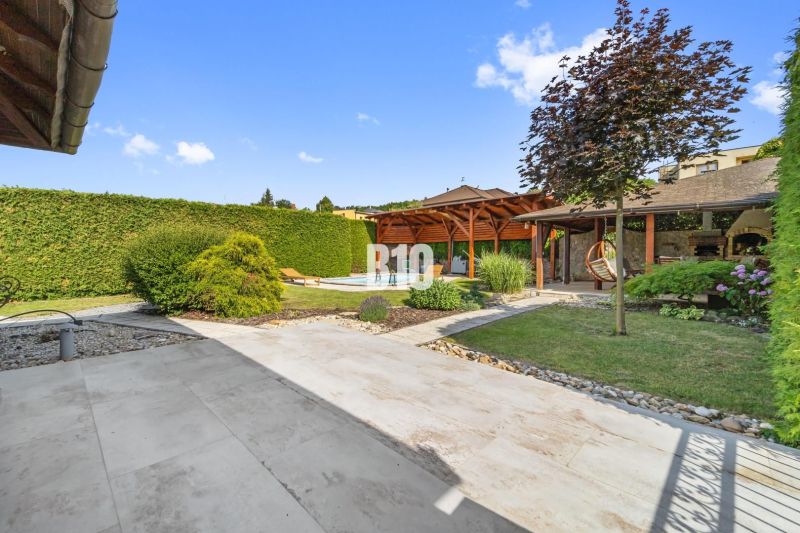 4i rodinný dom Lehota | 230 m² | Bazén | 85 m² garáž | 5 min. od Nitry - Rodinný dom v Nitre s pôvabnou záhradou, altánkom a bazénom v exteriéri.