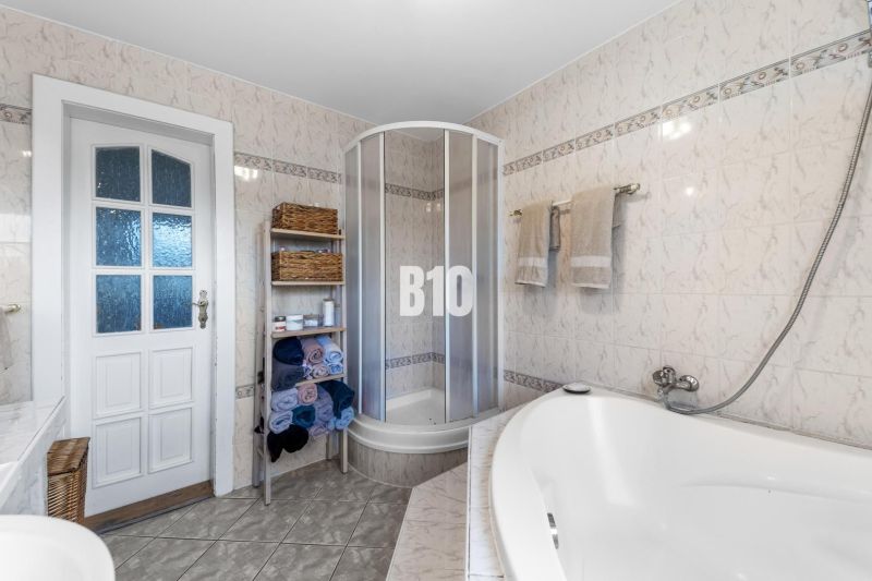 4i rodinný dom Lehota | 230 m² | Bazén | 85 m² garáž | 5 min. od Nitry - Kúpeľňa v rodinnom dome s vaňou, sprchou a poličkou na uteráky.
