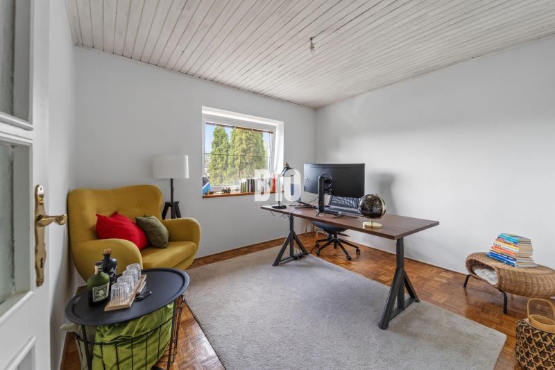 4i rodinný dom Lehota | 230 m² | Bazén | 85 m² garáž | 5 min. od Nitry - Žlté kreslo, pracovný stôl s monitorom, podlaha s dreveným dekorom, Rodinný dom.